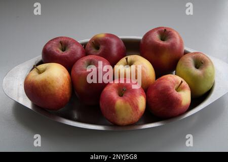 Primo piano della selezione di mele coltivate in Inghilterra Royal Gala e Braeburn in vassoio di acciaio inossidabile coltivato localmente nel Kent, Foto Stock