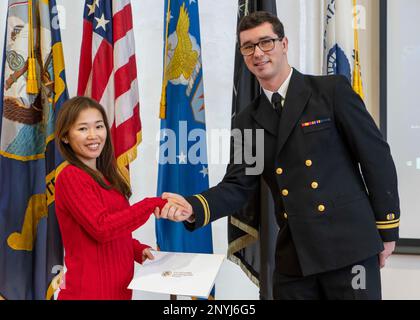 YOKOSUKA, Giappone (30 gennaio 2023) — Reiko Lutke riceve un certificato di naturalizzazione dal Lt. j.g. Evan Draim, il giudice di assistenza legale Advocate for Region Legal Service Office (RLSO) Western Pacific, durante una cerimonia di naturalizzazione dei servizi di cittadinanza e immigrazione degli Stati Uniti, ospitata da RLSO Western Pacific al C2 Auditorium a bordo Commander, Fleet Activities Yokosuka (CFAY). Per più di 75 anni, CFAY ha fornito, mantenuto e gestito strutture e servizi di base a sostegno delle forze navali della flotta statunitense 7th, dei comandi locatari e di migliaia di militari e. Foto Stock