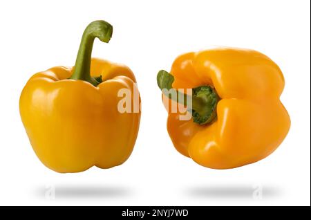 Peperoni gialli isolati su bianco con percorso di ritaglio Foto Stock