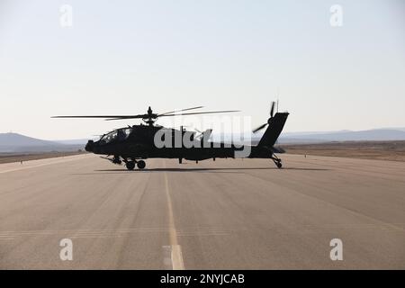 Un elicottero AH-64 Apache, della Brigata dell'Aviazione di combattimento 36th, si prepara a prendere il cielo durante l'esercizio Juniper Oak 2023. I soldati, parte della Task Force Spartan, sono stati incaricati di negoziare una gamma di fuoco vivo nel Mar Mediterraneo in coordinamento con gli Stati Uniti e la Marina israeliana per dimostrare l'impegno degli Stati Uniti per la sicurezza di Israele e rafforzare l'interoperabilità delle forze statunitensi e israeliane Foto Stock