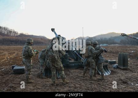 Una squadra di artiglieria assegnata a 2nd battaglione, 17th reggimento di artiglieria, 2nd squadra di combattimento di Stryker Brigade, 2nd Divisione di fanteria preparano a sparare un Howitzer M777 durante un esercizio di addestramento all'artiglieria il 12 gennaio 2023 in Corea del Sud durante la forza rotazionale della Corea 12. Foto Stock