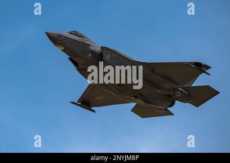 Un aereo F-35A Lightning II assegnato alla 33rd Fighter Wing, Eglin Air Force base, Florida, sorvola la MacDill Air Force base, Florida, 10 febbraio 2023. La 33rd Fighter Wing si è recata a MacDill per allenarsi in condizioni climatiche più sostenibili. Foto Stock