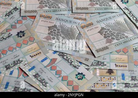 Pile di sterline libanesi, 100.000 denominazione, simboleggiano la caduta della valuta libanese. Foto Stock