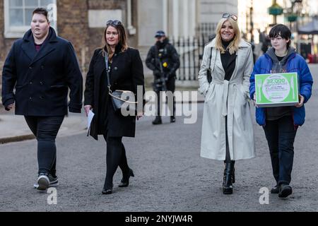 Downing Street, Londra, Regno Unito. 2nd marzo 2023. Lynne Perry, amministratore delegato di Barnardo e l'ex attrice EastEnders Michelle Collins consegnano una petizione di 32.000 firme a Downing Street, che invita il governo a introdurre pasti scolastici gratuiti per tutti gli studenti delle scuole elementari in Inghilterra. A loro si aggiunge Jake, 22 del Lancashire e Darya, 17 di Bristol, che si basavano entrambi su pasti scolastici gratuiti. Foto di Amanda Rose/Alamy Live News Foto Stock