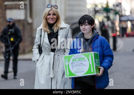 Downing Street, Londra, Regno Unito. 2nd marzo 2023. Barnardo's Children's Charity Ambassador e l'ex attrice EastEnders Michelle Collins insieme a Darya, 17, di Bristol che si è basata su pasti scolastici gratuiti, consegnare una petizione di 32.000 firme a Downing Street che invita il governo a introdurre pasti scolastici gratuiti per tutti gli studenti delle scuole elementari in Inghilterra. Foto di Amanda Rose/Alamy Live News Foto Stock
