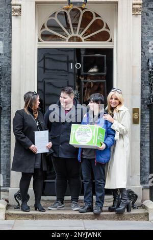 Downing Street, Londra, Regno Unito. 2nd marzo 2023. Lynne Perry, amministratore delegato di Barnardo e l'ex attrice EastEnders Michelle Collins consegnano una petizione di 32.000 firme a Downing Street, che invita il governo a introdurre pasti scolastici gratuiti per tutti gli studenti delle scuole elementari in Inghilterra. A loro si aggiunge Jake, 22 del Lancashire e Darya, 17 di Bristol, che si basavano entrambi su pasti scolastici gratuiti. Foto di Amanda Rose/Alamy Live News Foto Stock