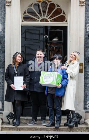 Downing Street, Londra, Regno Unito. 2nd marzo 2023. Lynne Perry, amministratore delegato di Barnardo e l'ex attrice EastEnders Michelle Collins consegnano una petizione di 32.000 firme a Downing Street, che invita il governo a introdurre pasti scolastici gratuiti per tutti gli studenti delle scuole elementari in Inghilterra. A loro si aggiunge Jake, 22 del Lancashire e Darya, 17 di Bristol, che si basavano entrambi su pasti scolastici gratuiti. Foto di Amanda Rose/Alamy Live News Foto Stock