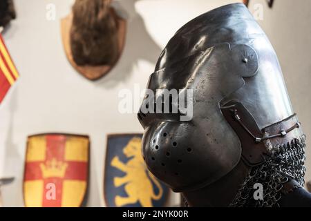 Armatura medievale del cavaliere, casco in ferro chiuso, foto ravvicinata con messa a fuoco morbida selettiva Foto Stock