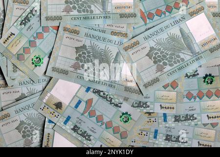 Pile di sterline libanesi, 100.000 denominazione, simboleggiano la caduta della valuta libanese. Foto Stock