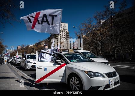 Madrid, Spagna. 02nd Mar, 2023. I tassisti dimostrano con i loro veicoli che attraversano il centro di Madrid bloccando il traffico, esigendo regolamenti nel loro settore. Credit: Marcos del Mazo/Alamy Live News Foto Stock