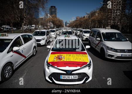 Madrid, Spagna. 02nd Mar, 2023. I tassisti dimostrano con i loro veicoli che attraversano il centro di Madrid bloccando il traffico, esigendo regolamenti nel loro settore. Credit: Marcos del Mazo/Alamy Live News Foto Stock