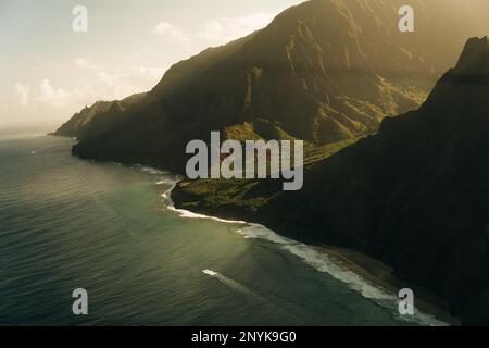 Hawaii Kauai Na Pali paesaggio vista aerea da elicottero. Natura costa montagne drammatiche con appartata popolare attrazione turistica spiaggia. Foto Stock