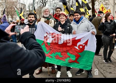 Cardiff, Regno Unito. 01st Mar, 2023. I partecipanti alla parata detengono bandiere gallesi nel centro della città. Il 1st marzo è il giorno di San Davide, dove gli abitanti del Galles indossano abiti tradizionali e si adornano con erba cipollina o narcisi verdi. Credit: SOPA Images Limited/Alamy Live News Foto Stock