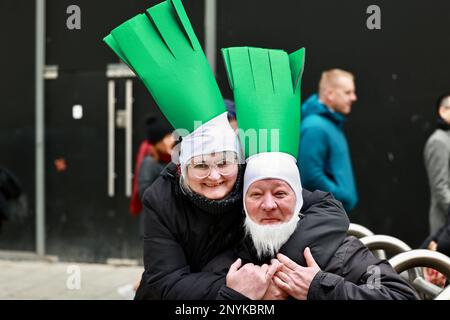 Cardiff, Regno Unito. 01st Mar, 2023. I partecipanti alla Parata hanno visto indossare decorazioni di porro durante il giorno di San Davide a Cardiff. Il 1st marzo è il giorno di San Davide, dove gli abitanti del Galles indossano abiti tradizionali e si adornano con erba cipollina o narcisi verdi. Credit: SOPA Images Limited/Alamy Live News Foto Stock