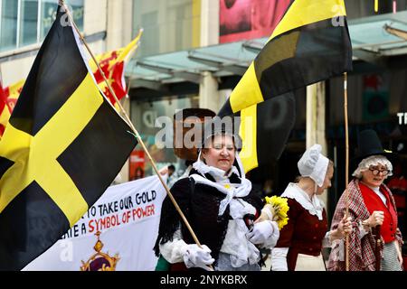 Cardiff, Regno Unito. 01st Mar, 2023. I partecipanti alla parata tengono bandiere gialle e nere durante la parata del giorno di San Davide a Cardiff. Il 1st marzo è il giorno di San Davide, dove gli abitanti del Galles indossano abiti tradizionali e si adornano con erba cipollina o narcisi verdi. Credit: SOPA Images Limited/Alamy Live News Foto Stock