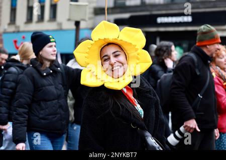 Cardiff, Regno Unito. 01st Mar, 2023. Un partecipante alla sfilata ha visto indossare decorazioni a daffodil durante il giorno di San Davide a Cardiff. Il 1st marzo è il giorno di San Davide, dove gli abitanti del Galles indossano abiti tradizionali e si adornano con erba cipollina o narcisi verdi. Credit: SOPA Images Limited/Alamy Live News Foto Stock