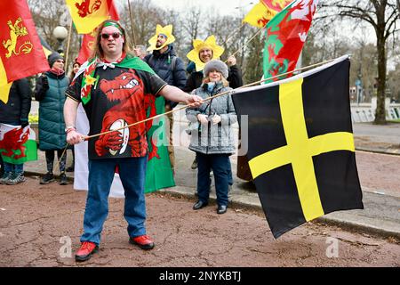 Cardiff, Regno Unito. 01st Mar, 2023. I partecipanti alla parata tengono bandiere gialle e nere durante la giornata di San Davide a Cardiff. Il 1st marzo è il giorno di San Davide, dove gli abitanti del Galles indossano abiti tradizionali e si adornano con erba cipollina o narcisi verdi. Credit: SOPA Images Limited/Alamy Live News Foto Stock