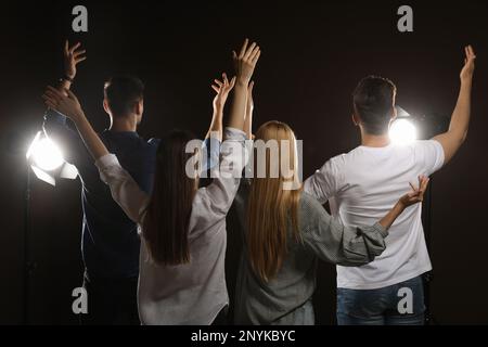 Attori professionisti che si inchinano sul palco a teatro, vista posteriore Foto Stock