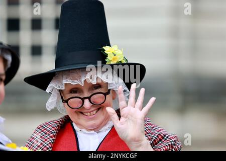 Cardiff, Regno Unito. 01st Mar, 2023. Un partecipante ha visto indossare decorazioni daffodil durante il giorno di San Davide a Cardiff. Il 1st marzo è il giorno di San Davide, dove gli abitanti del Galles indossano abiti tradizionali e si adornano con erba cipollina o narcisi verdi. Credit: SOPA Images Limited/Alamy Live News Foto Stock