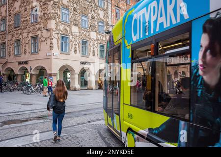 Tram, Hauptplatz, in background Casa Luegg, Graz, Austria Foto Stock