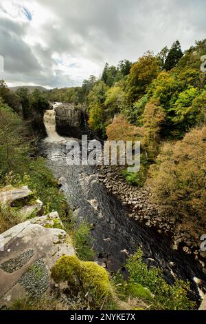 Guardando a monte sul fiume Tees fino alla cascata High Force. Immagini scattate dalla riva sinistra, lato Pennine Way della cascata. Teesdale, contea di Durham Foto Stock