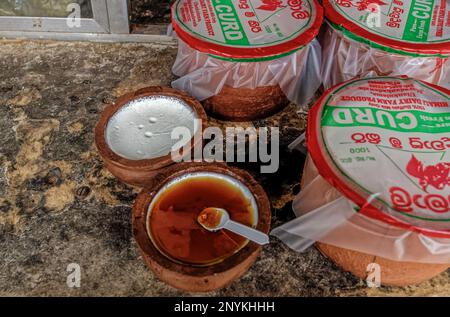 09 08 2007 Galoya; cagliata di bufalo in vasi di argilla in vendita presso la stalla stradale Sri Lanka Asia. Foto Stock