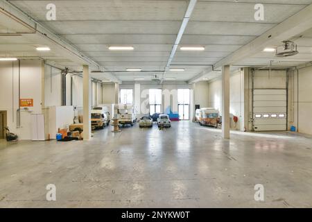 l'interno di un edificio con un sacco di lavori sul pavimento e le pareti sul posto dove viene utilizzato Foto Stock