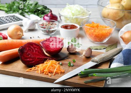 Ingredienti freschi per borscht su tavolo di legno bianco Foto Stock