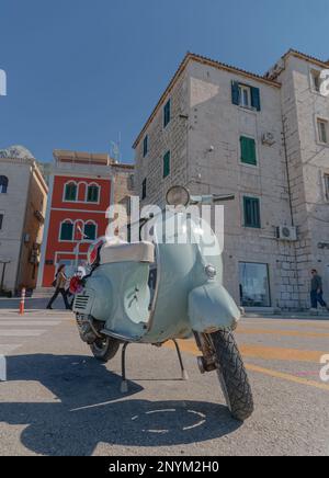 Vespa parcheggiata sul lungomare di Makarska Croazia Foto Stock