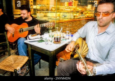 Due amici a suonare musica rembetika nella barra Kapnikarea. In street Christopoulou, 2, Atene, Grecia, Europa Foto Stock