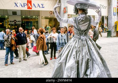 L'artista di strada in Ermou, Atene, Grecia, Europa Foto Stock