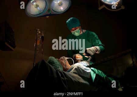 Team medici sala operatoria vestiti uniformi verdi salvando vite criticamente paziente sottoposto a chirurgia cardiaca per i pazienti di cuore vi standardizzato surg Foto Stock