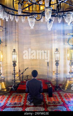 Preghiera nella moschea Yeni,Mihrab, Istanbul, Turchia Foto Stock