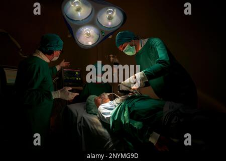 Team medici sala operatoria vestiti uniformi verdi salvando vite criticamente paziente sottoposto a chirurgia cardiaca per i pazienti di cuore vi standardizzato surg Foto Stock