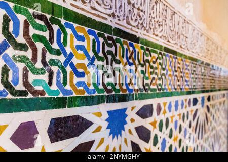 modello con mosaici su una parete Foto Stock