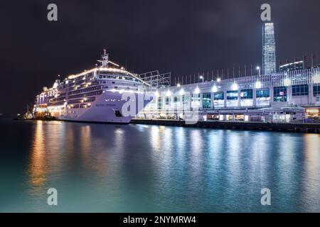 Crociera Silver Spirit. L'Hong Kong Ocean Terminal è un terminal per navi da crociera situato nell'area di Tsim Sha Tsui di Kowloon a Hong Kong. Foto Stock