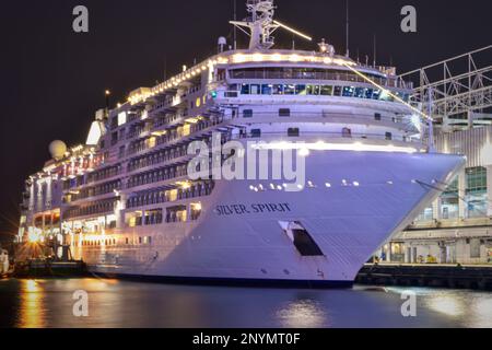Crociera Silver Spirit. L'Hong Kong Ocean Terminal è un terminal per navi da crociera situato nell'area di Tsim Sha Tsui di Kowloon a Hong Kong. Foto Stock