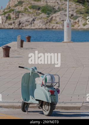 Vespa parcheggiata sul lungomare di Makarska Croazia Foto Stock