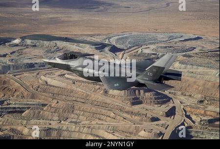 Un F-35A, in volo sopra il deserto di Mojave in California, 6 gennaio 2023. Un team di test di sviluppo del 461st Flight Test Squadron ha condotto il primo volo di un F-35 nella configurazione Technology Refresh 3 (TR-3) presso la base aeronautica di Edwards, California. Il volo di 50 minuti, che ha portato il jet a 35.000 piedi a velocità appena timida della velocità del suono sopra il deserto, ha segnato l'inizio di una vasta campagna di test di volo. TR-3 fornisce la potenza computazionale per supportare funzionalità di blocco 4 modernizzate. L'ufficio del programma congiunto F-35 è il punto focale del Dipartimento della Difesa per il Th Foto Stock