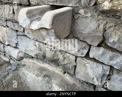 Antica fontana di pietra a secco di acqua dolce nella città vecchia. Luoghi europei tradizionali Foto Stock