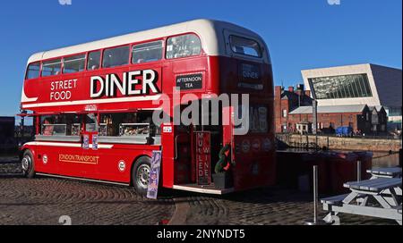 Convertito AEC Routemaster, autobus rosso di Londra, Street food Diner, presso il Pier Head, Royal Albert Dock, Liverpool, Merseyside, Inghilterra, REGNO UNITO, L3 4AF Foto Stock