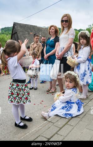 Bambine alla celebrazione del Corpus Christi a Wieprzec, villaggio di Gorals (altopiani polacchi), catena montuosa di Beskids, Carpazi occidentali, regione di Malopolska, Polonia Foto Stock