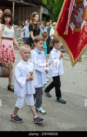 Ragazzi della processione di Corpus Christi a Wieprzec, villaggio di Gorals (altopiani polacchi), catena montuosa di Beskids, Carpazi occidentali, regione di Malopolska, Polonia Foto Stock