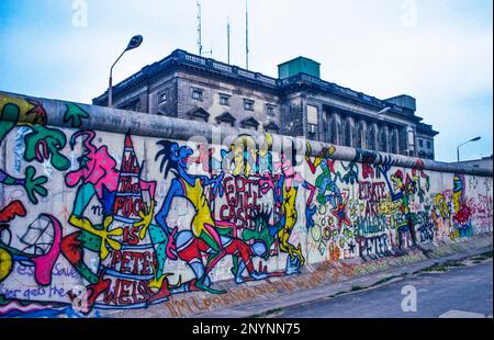 Germania, Berlino; graffiti su una parte del Muro, visti dall'ex Berlino Ovest. 1980. Foto Stock