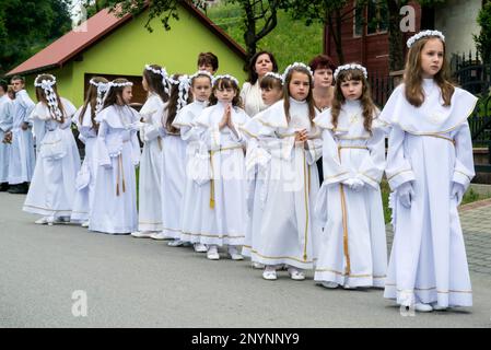 Ragazze in abiti di prima comunione, corteo di Corpus Christi a Skomielna Czarna, villaggio di Gorals (altopiani polacchi), catena montuosa di Beskids, Carpazi occidentali, regione di Malopolska, Polonia Foto Stock