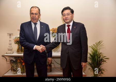 Nuova Delhi, India. 2nd Mar, 2023. Il ministro degli Esteri cinese Qin Gang incontra il suo omologo russo Sergei Lavrov a margine della riunione dei ministri degli Esteri del Gruppo dei 20 (G20) a Nuova Delhi, India, 2 marzo 2023. Credit: Javed Dar/Xinhua/Alamy Live News Foto Stock