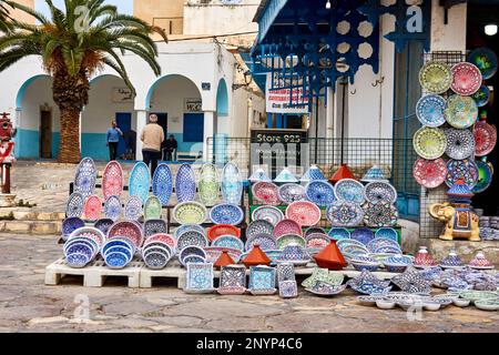 Sousse, Tunisia, 2 febbraio 2023: Piatti e stoviglie in ceramica colorati finemente dipinti e decorati in una stalla nel suk Sousse nella medina Foto Stock