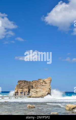 la splendida vista della spiaggia di agebah con 7 acque colorate e scogliera rocciosa a marsa matrouh in egitto in una giornata di sole Foto Stock