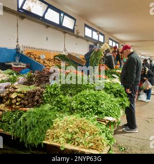 Sousse, Tunisia, 2 febbraio 2023 Stand di verdure con porro, ravanello e grappoli di aneto, menta piperita. Prezzemolo e coriandolo nel salone del mercato di Sousse Foto Stock