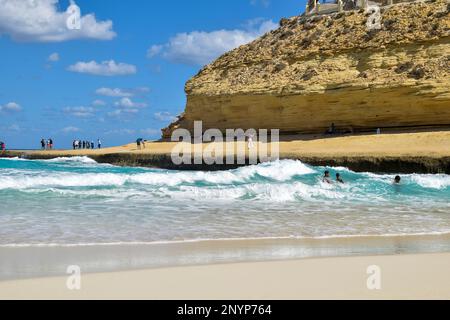 la splendida vista della spiaggia di agebah con 7 acque colorate e scogliera rocciosa a marsa matrouh in egitto in una giornata di sole Foto Stock